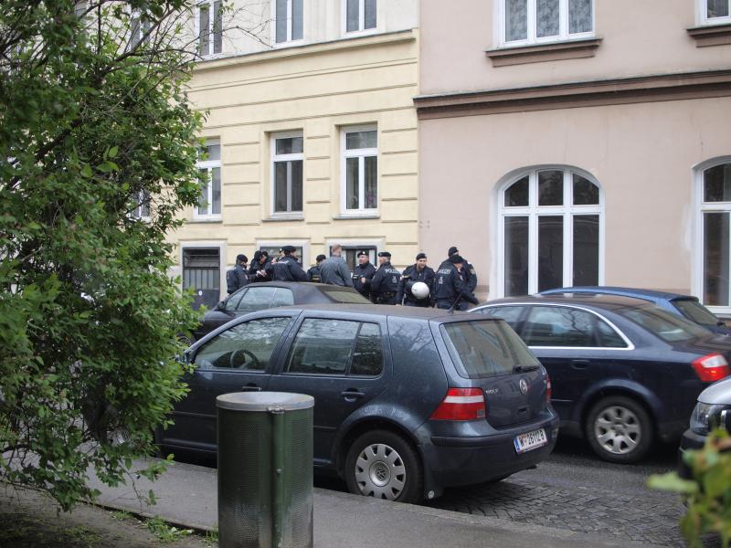 Die Einsatzleitung bei der Besprechung vor der Räumung in der Schanzgasse