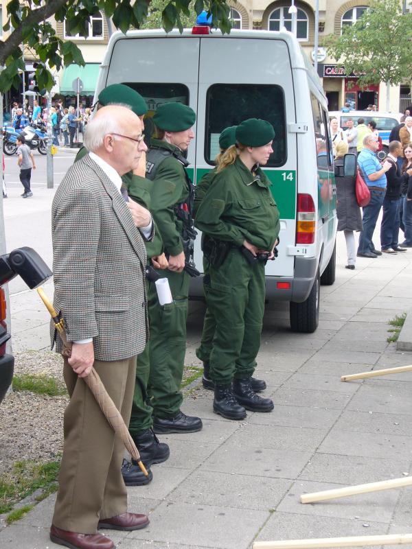 Spalier- Polizei und Piusbruder