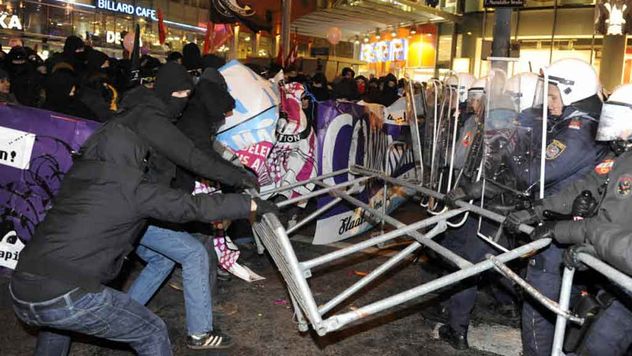 Im Vorjahr gab es von militanten Antifaschisten angezettelte Straßenschlachten rund um den Burschenschafter-Ball in der Hofburg