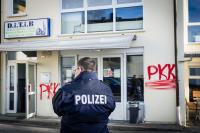  PKK-Schriftzüge an der Fassade der Moschee an der Schmidtstraße.  