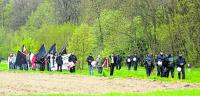 Unter Trommelschlägen und mit Fahnen formierten sich die Neonazis gestern zur Kranzniederlegung am Rheinauer Panzergraben.(Foto: Josef Budai)