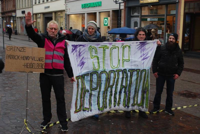 "Wir lehnen diese rassistische, menschenverachtende Politik ab. Wir fordern gleiche Rechte und das Recht auf Selbstbestimmung für alle Menschen! Bleiberecht für alle! No border! No nation!"