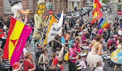 "Im Zeichen von Onkel Dagobert: Der Protest ist bunt"
(Foto: Kien Hoang Le)