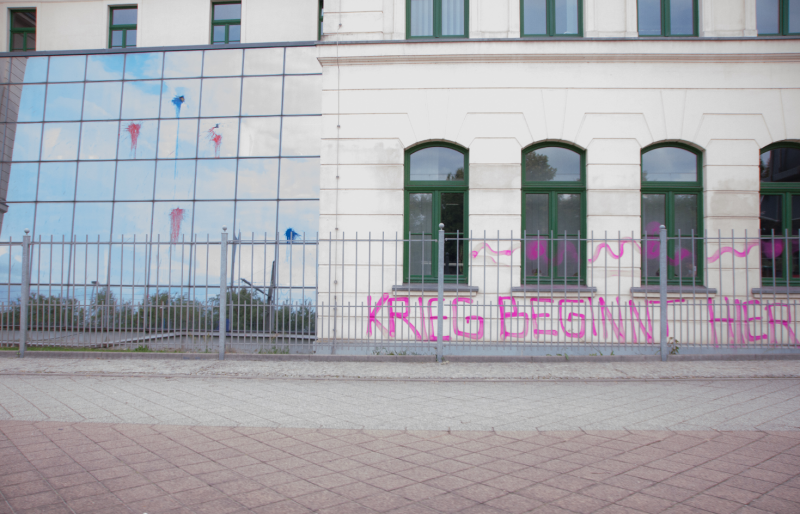 Farbe und Parolen am Ministerium für Landesentwicklung und Verkehr Sachsen-Anhalt