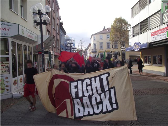 Die Spontandemo setzt sich in Bewegung...