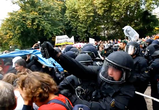 Treibstoff der Eskalation: Szenen vom Stuttgarter Pfefferspray-Radau der Polizei (Screenshot: Youtube)