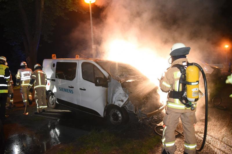 In der Forsthausallee 28 im Berliner Ortsteil Baumschulenweg ist ein Transporter der Firma Siemens in Flammen aufgegangen. Foto: Spreepicture