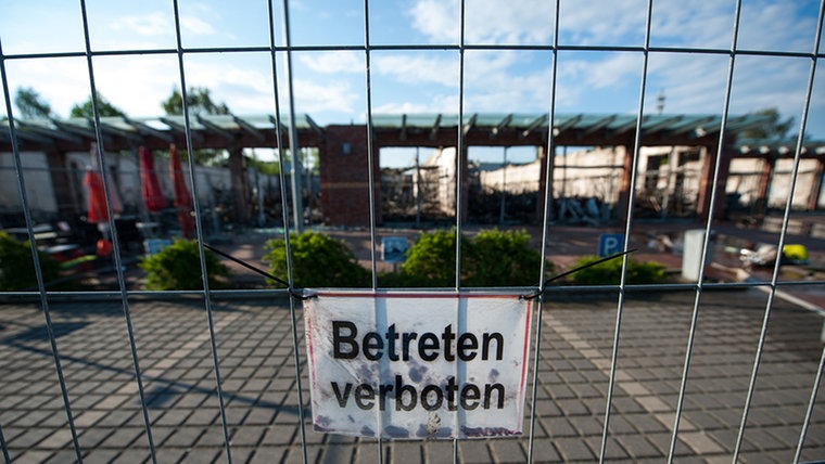 Polizei muss Schaulustige verscheuchen, die die Einsatzkräfte behindern und sperrt das Gebiet ab.