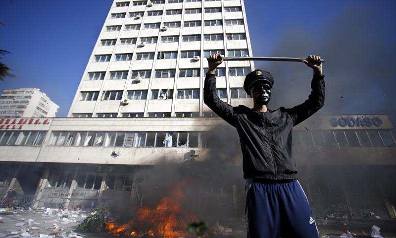 Ein Demonstrant am 7.2.2014 vor einem Regierungsgebäude in Tuzla, Bosnien-Herzegowina