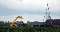 Am Morgen hatte die Polizei versucht, das Feld zu räumen, war aber an den Blockadevorrichtungen der Besetzer_innen gescheitert und hat das Feld verlassen.