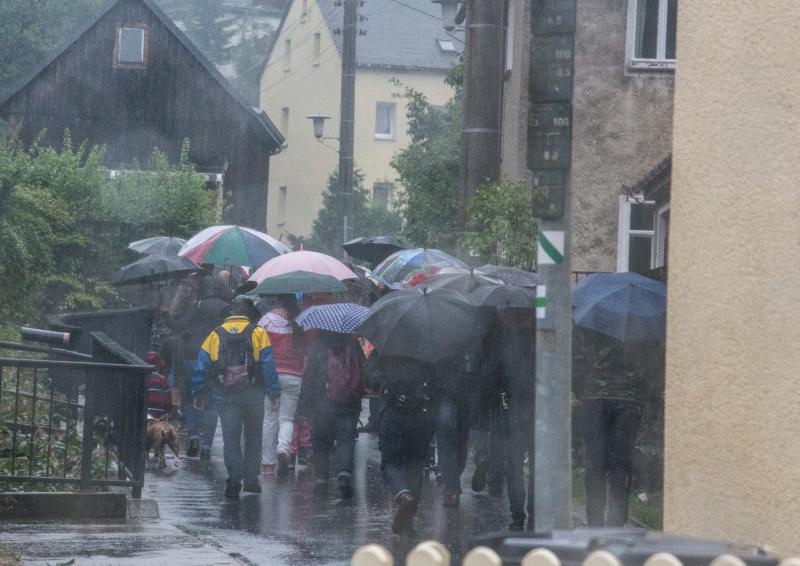 Die Wandergruppe kurz vorm Stülpner-Geburtshaus in Scharfenstein