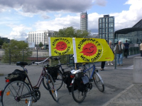 Fahrräder mit Fahnen