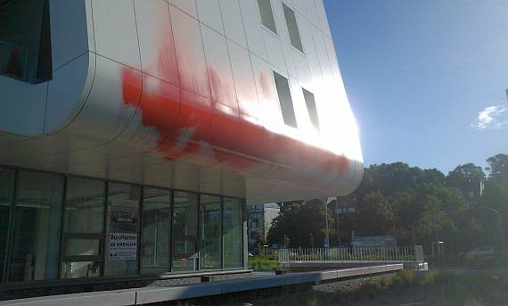 Ein Teil der Farbe ist auf das Terrassenholz getropft. Foto: Bonsen