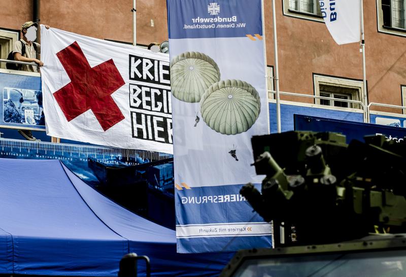 Antimilitarist_innen besetzen Bundeswehrwerbetruck 1