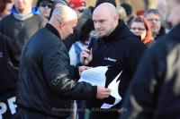 Ingo Zimmermann (Mitte mit Mikro, Vorsitzender Die Rechte Jerichower Land / Magdeburg) als "Dirigent" während eines Aufmarsches von "Burg gegen Asylmissbrauch" am 19.12.2015 in Burg (bei Magdeburg). (Foto: Presseservice Rathenow)