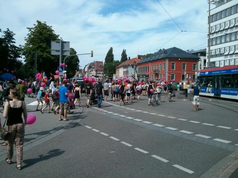 An der Johanneskirche setzt sich die Menge in Bewegung. (Quelle: rdl.de)