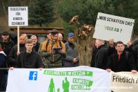 Nick Zschirnt (am Mikro, von "Asylhütte in Ketzin...") während einer Kundgebung der "Freien Kräfte Neuruppin" am 06.02.2016 in Glöwen (Foto: Presseservice Rathenow)