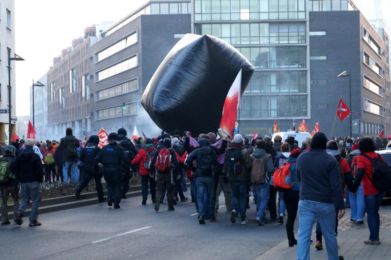 durchbruchversuch sonnemannstraße in richtung ezb: der schwarze block greift an!