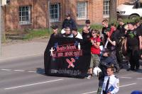 NWDU mit eigenem Transpi in Heilbronn am 1. Mai 2011, Chris-Harley Boebers rechts im roten Shirt