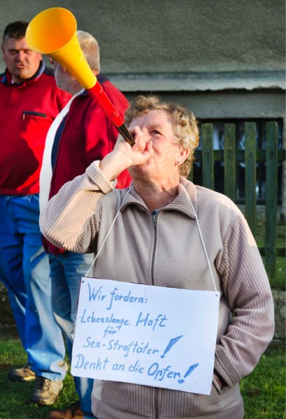 Mit Vuvuzelas und Plakaten gingen die Inseler dreimal die Woche auf die Straße.