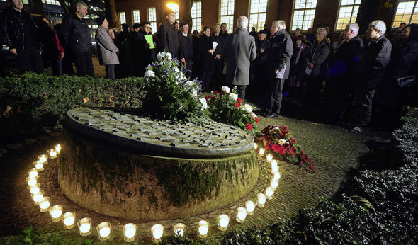 Breites Bündnis, viele Einschätzungen: Gedenken zum 9. November 1938 am Platz der Alten Synagoge