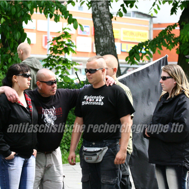 Stefan Schulz (mitte, mit Bauchtasche; am 29. Mai 2010 auf einer Neonazidemonstration in Bernau b. Berlin).