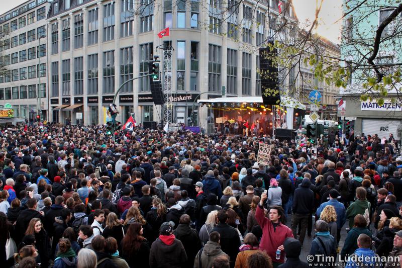 10.000 Menschen gegen Asylrechtsverschärfung – Im Gedenken an die Toten. 1