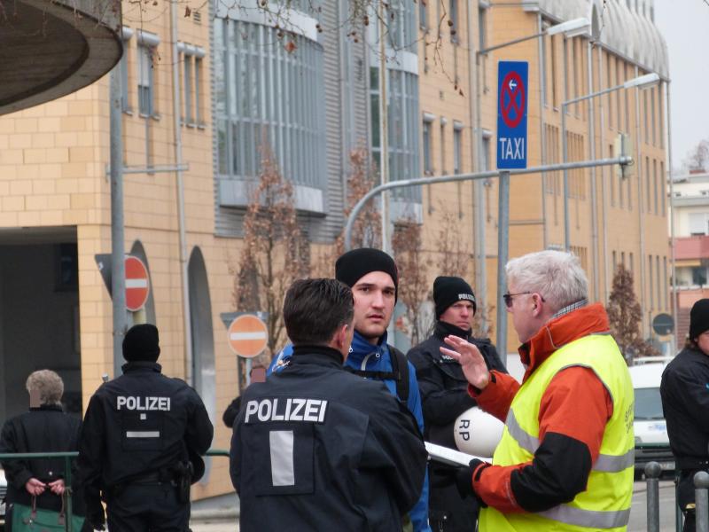 Anmelder der Nazikundgebung Sebastian Beckmann aus Speyer trifft ein.