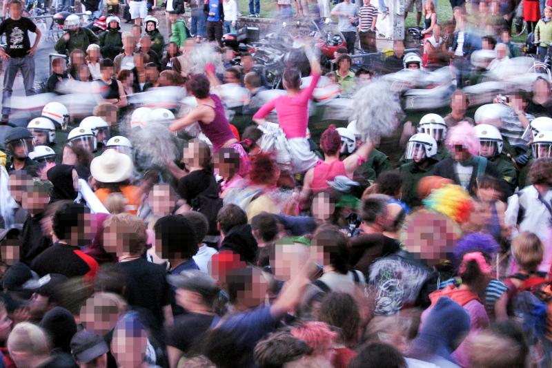 01.05.2007, Am Abend des 1. Mai demonstrierten und feierten über 1.000 Linke drangsaliert von einem Wanderkessel auf der 6. Love or Hate Parade in Freiburg.