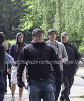 Neonazis Gegendemonstrant_innen anzugreifen. Mit dabei Benjamin Weise aus Königs Wusterhausen (m. Sonnenbrille). Mit dabei Christian Schmidt aus Berlin (grauer Pullover) und Maik Schneider (Kapuze). Auf dem Rückweg … (foto: pressedienst frankfurt (oder))