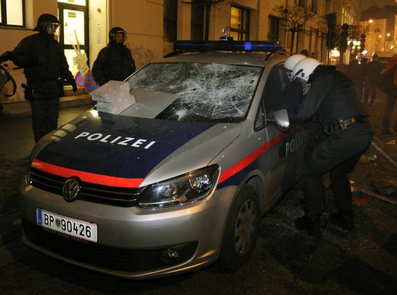  Ein Polizeifahrzeug wurde demoliert, ebenso wie zahlreiche andere Autos und Schaufensterscheiben.