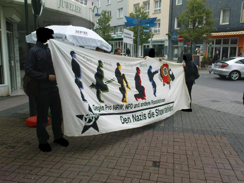 NPD Stand am 8.5.: Protestler verdecker den Stand der Rechtsradikalen mit Transparent