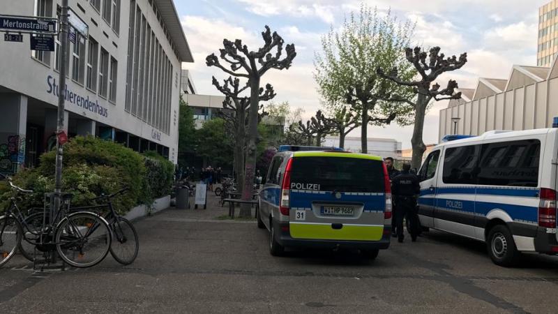 Personenkontrollen der Polizei auf dem Uni-Campus in Bockenheim Bild © Marvin Mendel