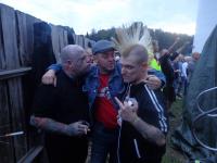 Ronny (mitte) mit dem Sänger von „Pitbullfarm“ Jocke Karlsson (links) und Bassist Mattias Hellman (rechts) am 28.06.2014 in Nienhagen