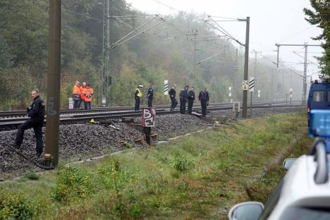 Ein Brandanschlag mutmaßlich von Linksextremisten hat am Montagmorgen den Regional- und Fernbahnverkehr in Berlin und Brandenburg erheblich beeinträchtigt