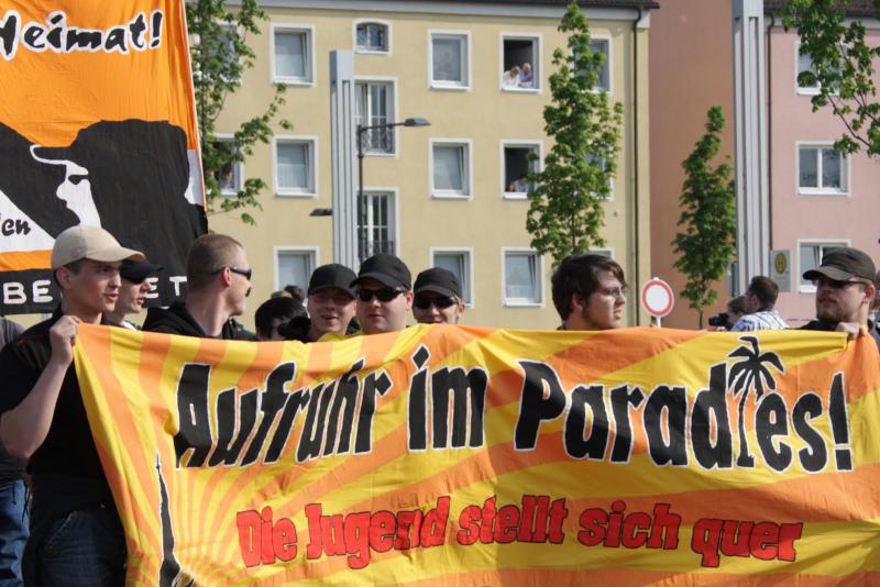 Aalener Nazis (Jan Messerschmidt in der Mitte mit Kappe und Sonnenbrille) am 1. Mai 2009 in Ulm