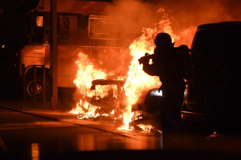 Am Alice-und-Hella-Hirsch-Ring steckten die Chaoten zunächst einen Mercedes GL in Brand. Wenige Minuten später standen vier weitere Fahrzeuge in Flammen