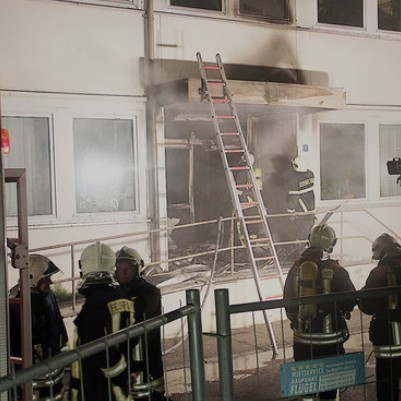 Die Flammen breiteten sich im Gebäude hinter dem Rostocker Rathaus aus. Der Schaden liegt bei mehreren zehntausend Euro.