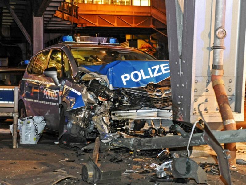 Polizei trifft Pfeiler