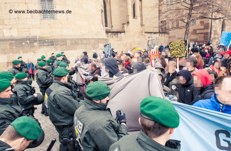 Polizei gegen antihomophobe Demo