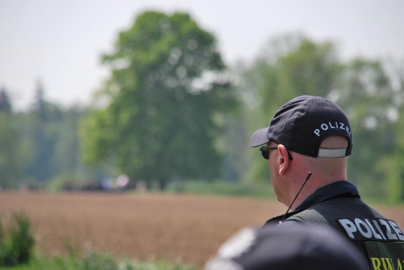 Unter polizeilichem Schutz halten die Nazis ihre erbärmliche Veranstaltung ab