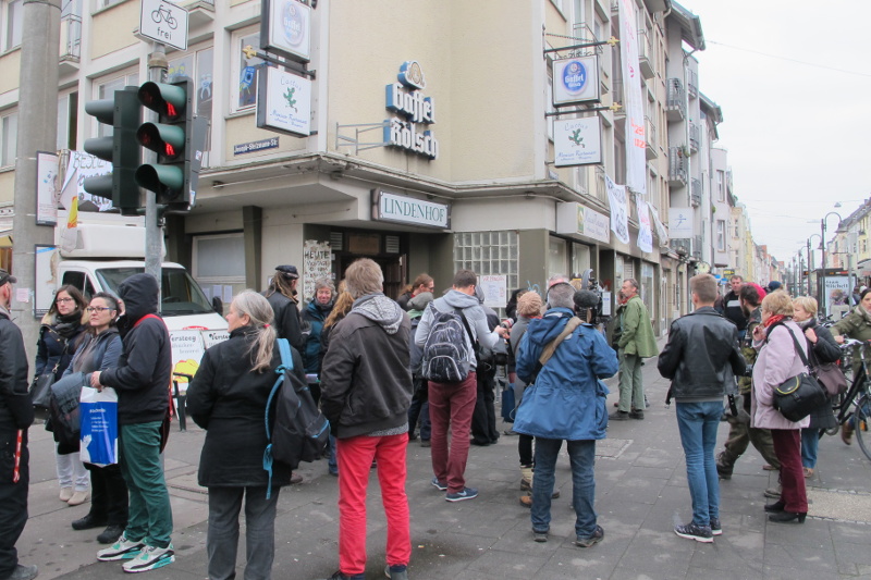 Viel Interesse der Nachbarschaft vor dem besetzten Haus