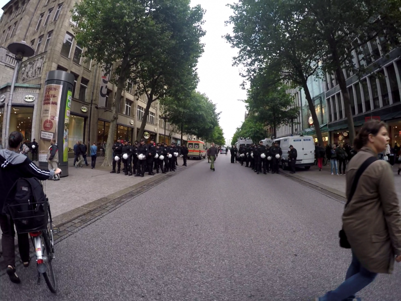 Cops in der Innenstadt verhindern, dass eine Spontandemo selbstbestimmt starten kann.