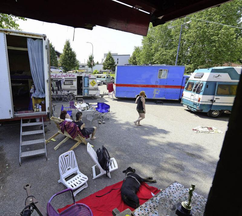 Die Gruppe „Sand im Getriebe“ besetzen seit Montag gut zehn Stellplätze. Sie will gern länger auf dem lauschigen Parkplatz zwischen dem Bahnhof und der Pädagogischen Hochschule in Littenweiler bleiben.