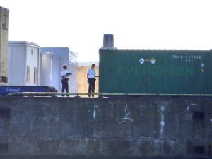 Wasserschutzpolizei bei der Kontrolle eines Containers mit radioaktivem Uranerz.