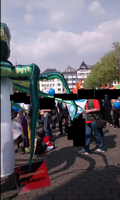 Datenkraake auf Demo und Protest dagegen