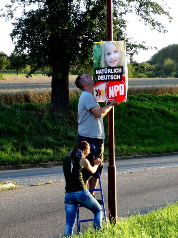 Isabel Zentarra und Matthias Brodbeck plakatieren im August 2013