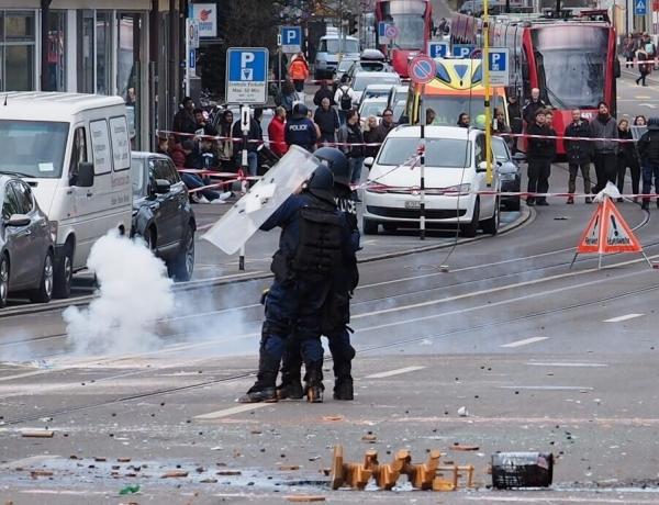 Auch Farbe und Einrichtungsgegenstände wurden gegen die Polizisten eingesetzt.