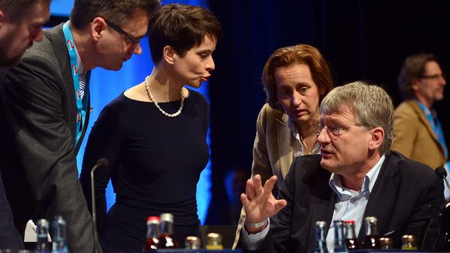 Die AfD-Politiker Jörg Meuthen, Beatrix von Storch und Frauke Petry (v.r.) auf dem Parteitag