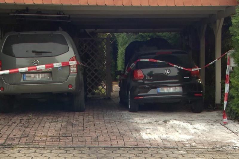 Die Täter zündeten die im Carport abgestellten Autos in der Nacht zu Freitag an